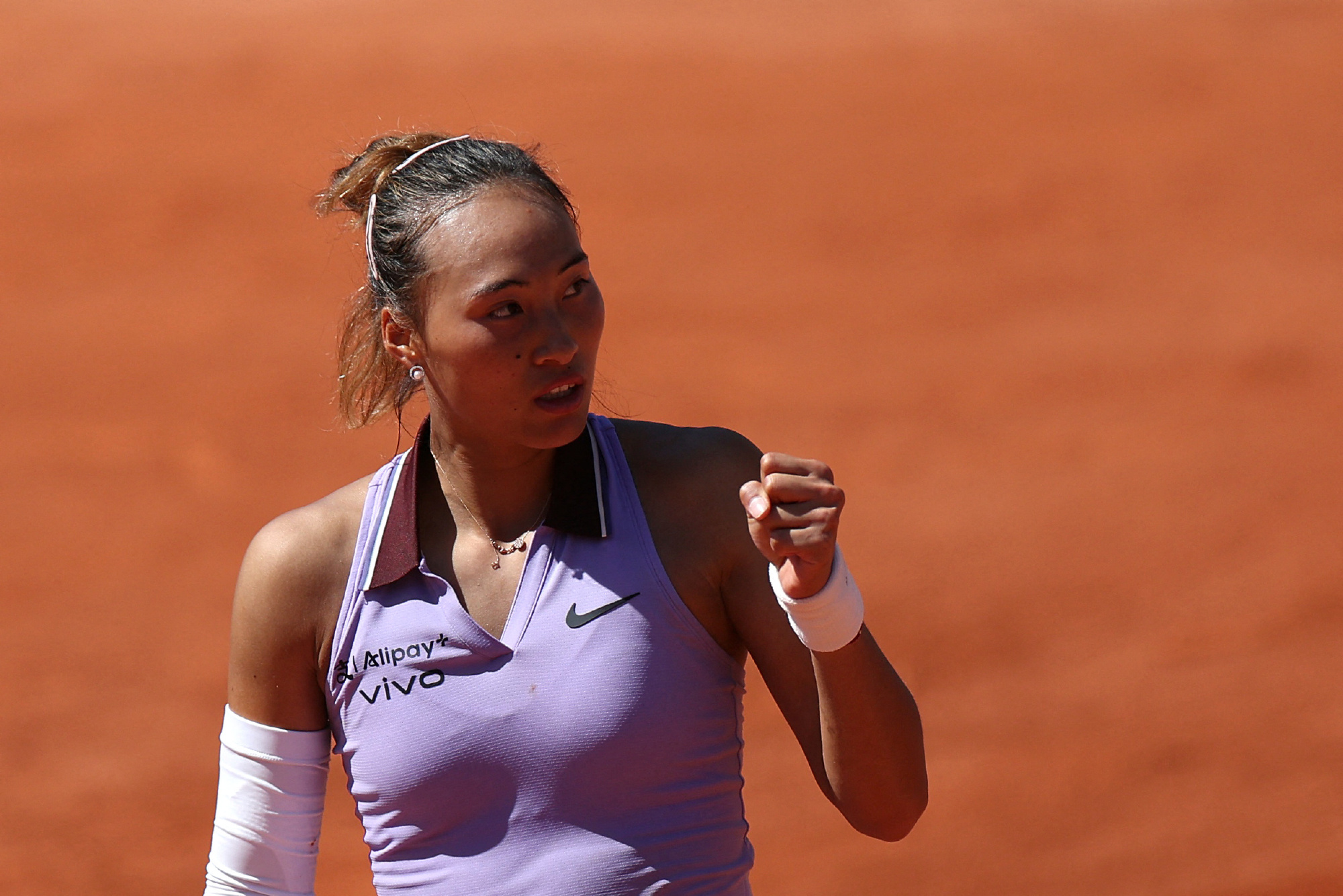  晋级下一阶段首场状态出色，独行侠观众沸腾！，阿扎伦卡重返赛场比赛高潮迭起