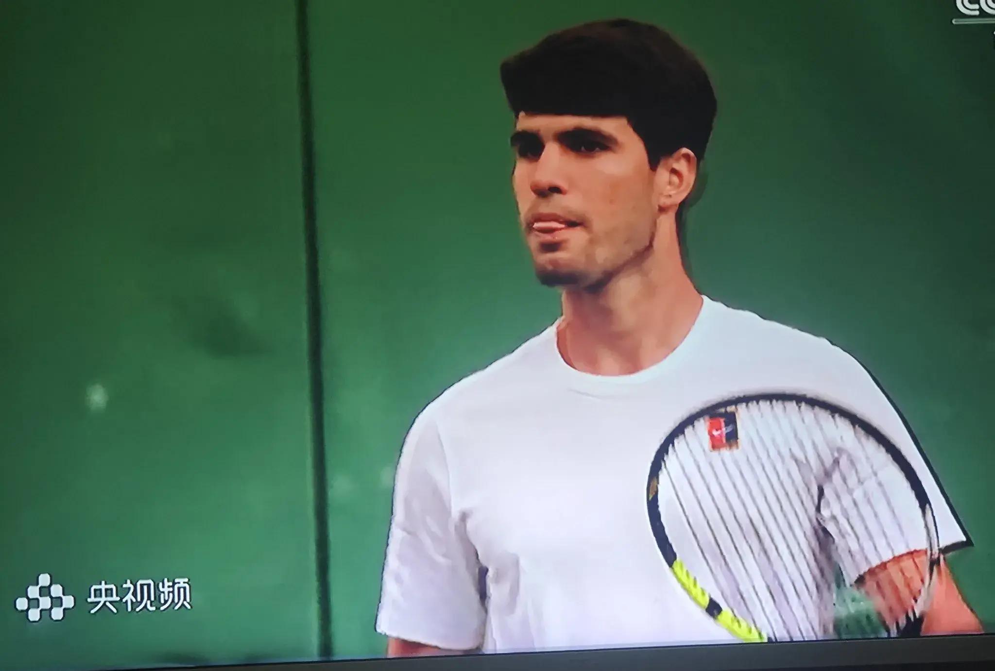  晋级下一阶段首场状态出色，独行侠观众沸腾！，阿扎伦卡重返赛场比赛高潮迭起